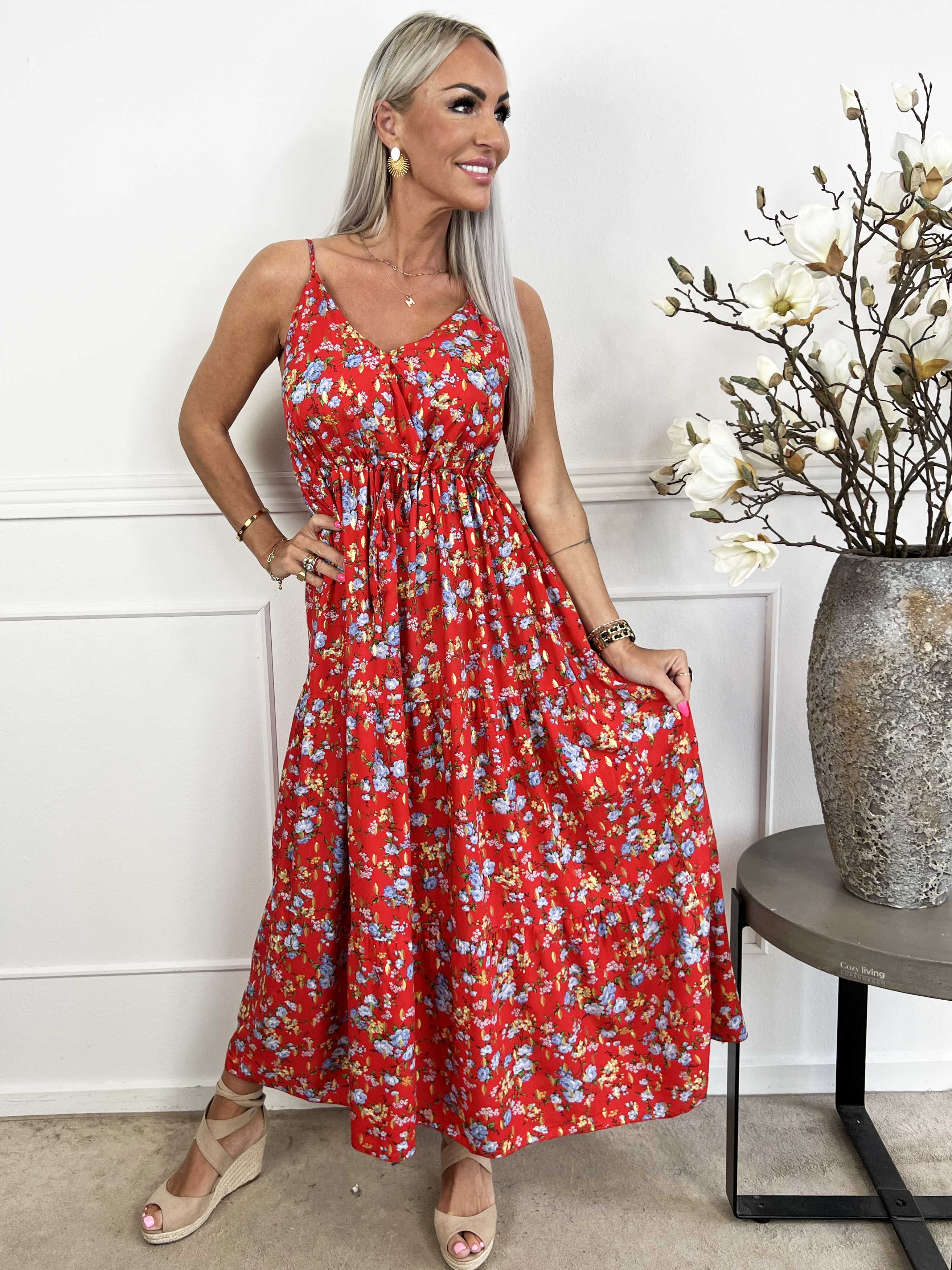 Lucie Rose - Klänning med band i viskos, rosmotiv och v-ringning